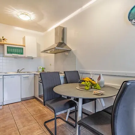 شقة Olga's Place-new 200 Mt From The Sea بولا